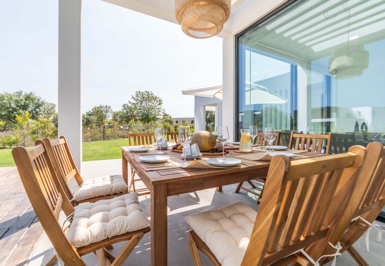 Espacio de comedor al aire libre para vacaciones familiares.