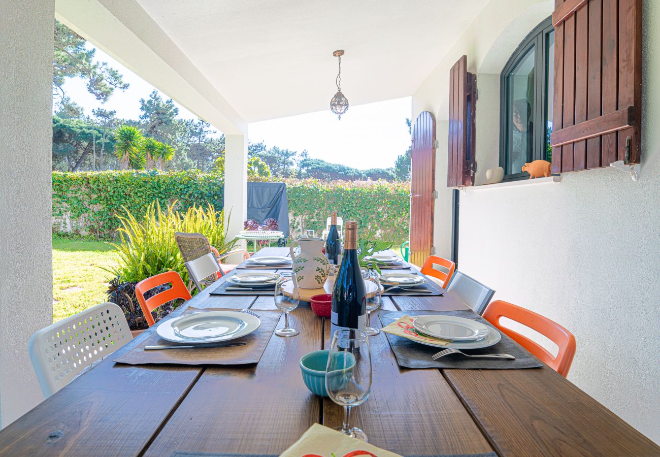 Coin repas extérieur avec jardin.