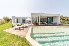 Lujosa casa de vacaciones con un amplio jardín y piscina.