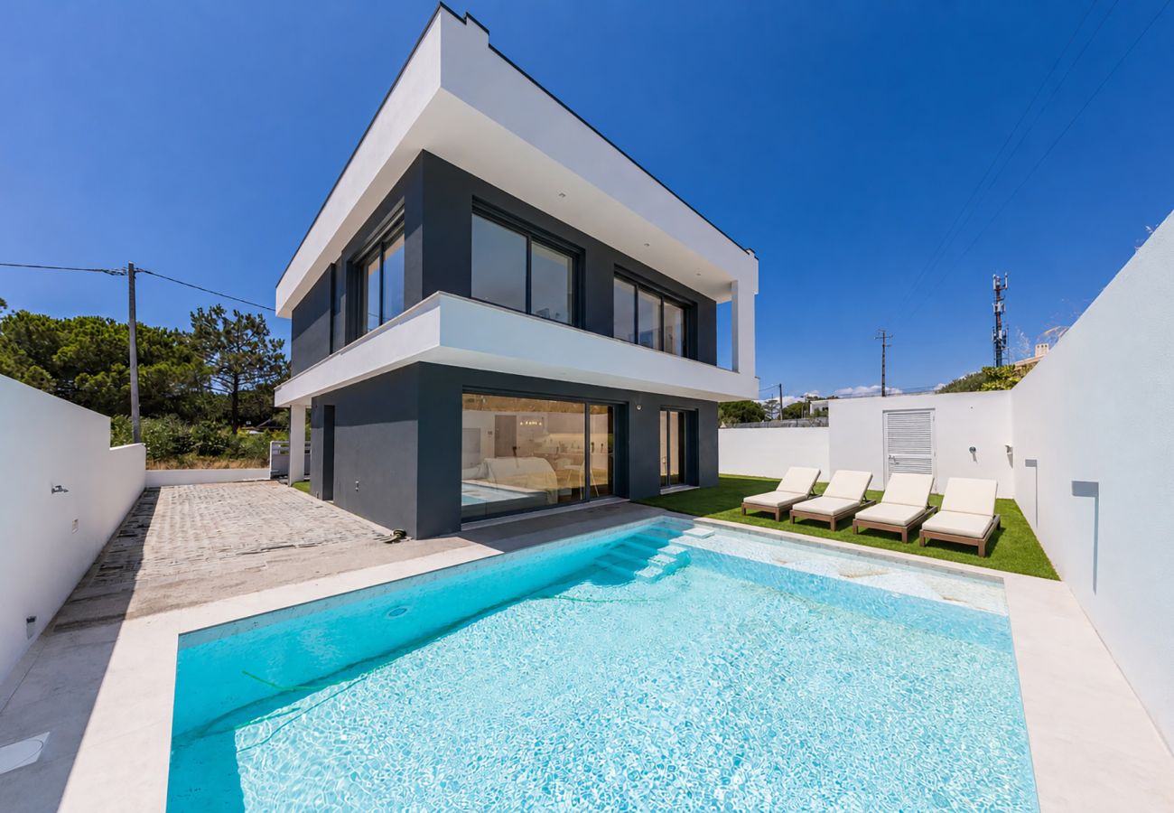 Villa in Aroeira - By the Sea Villa