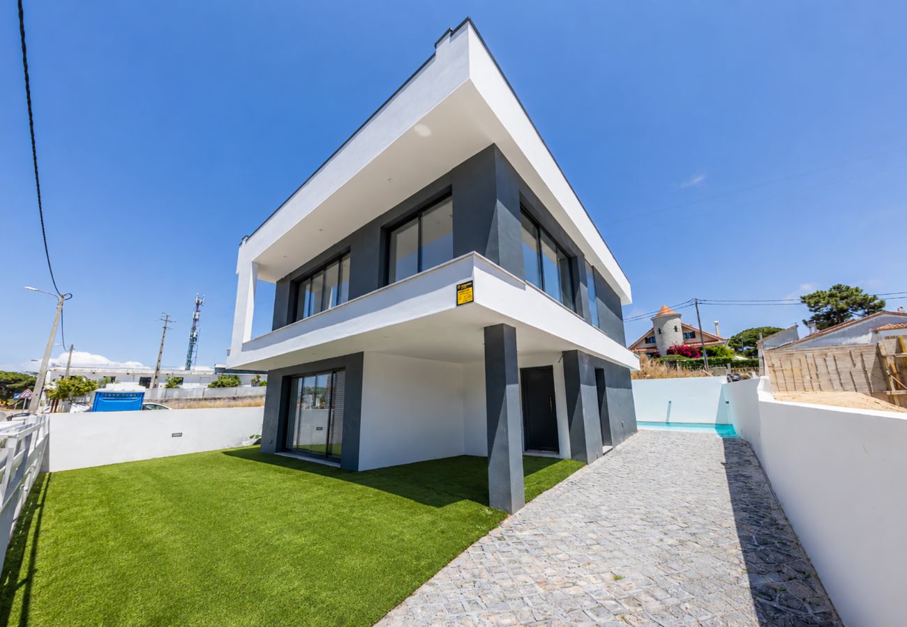 Villa in Aroeira - By the Sea Villa